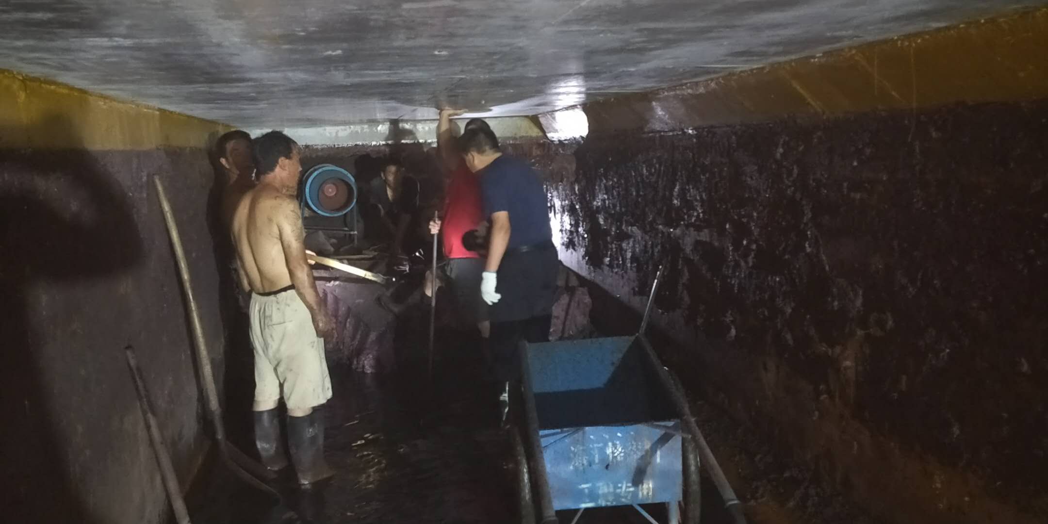 安技设备能源科利用高温假期清理公司循环水池